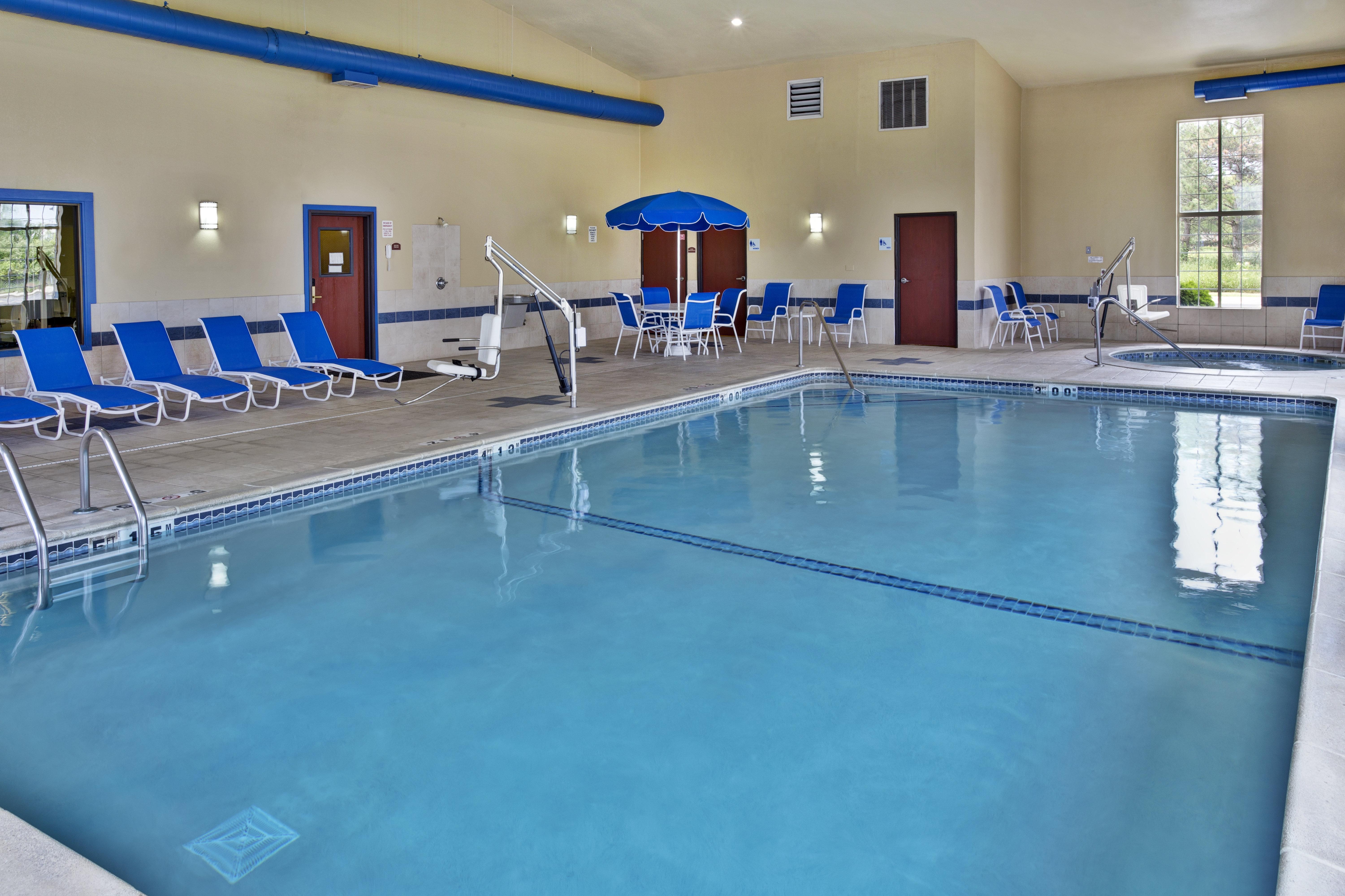 Holiday Inn Express Hotel & Suites Woodhaven By Ihg Exterior photo