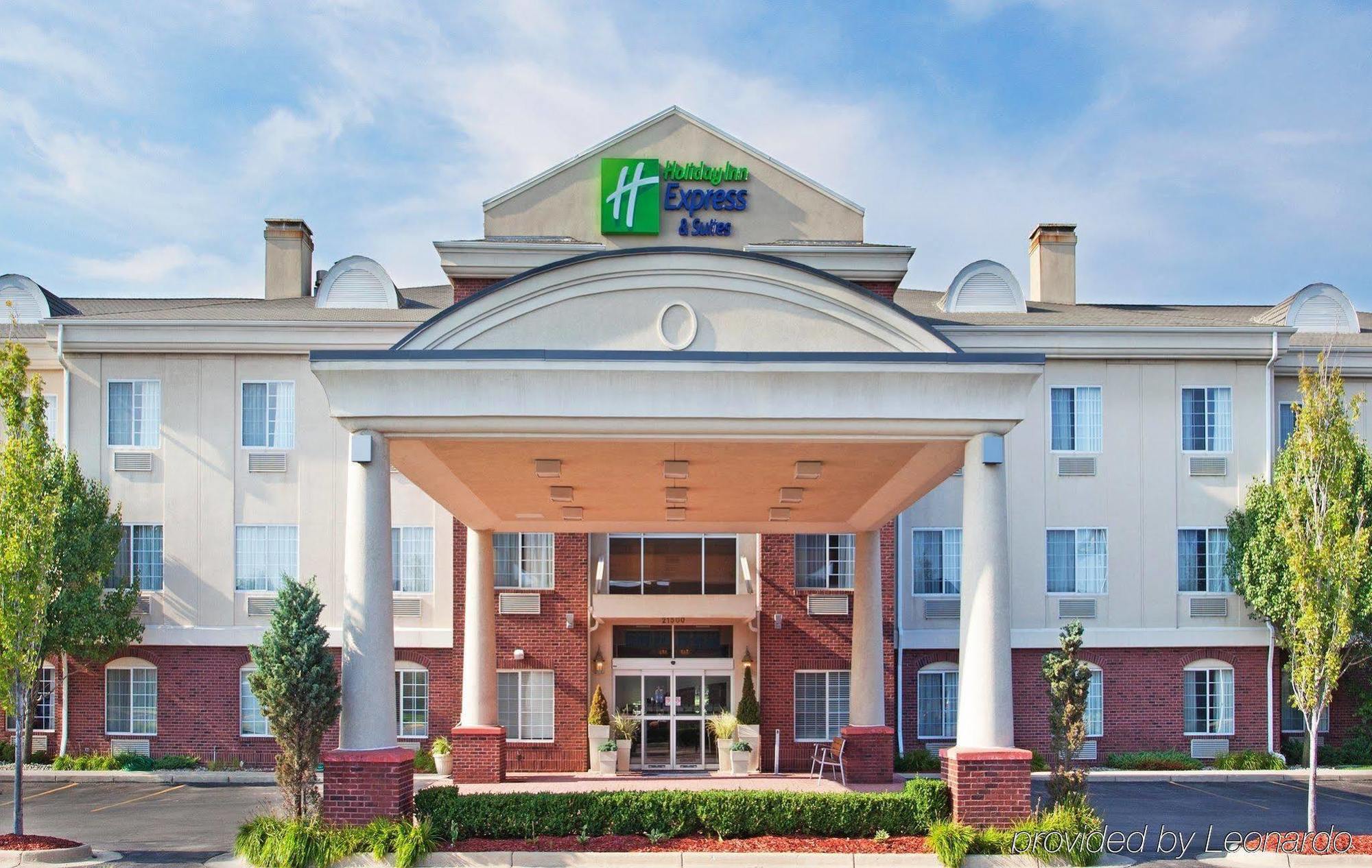 Holiday Inn Express Hotel & Suites Woodhaven By Ihg Exterior photo